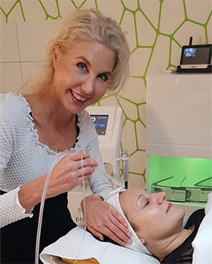 JetPeel-Behandlung mit Carola Kiesel und Kundin - kosmetik-studio-carola-kiesel-stuttgart-beauty-balance.