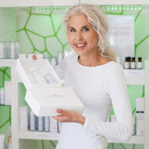 frau-traegt-creme-aufs-gesicht-auf-carola-kiesel-stuttgart-kosmetik-studio-beauty-balance