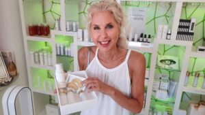 Carola Kiesel von Beauty Balance Kosmetikstudio Stuttgart mit Produkten der premium respect age Linie