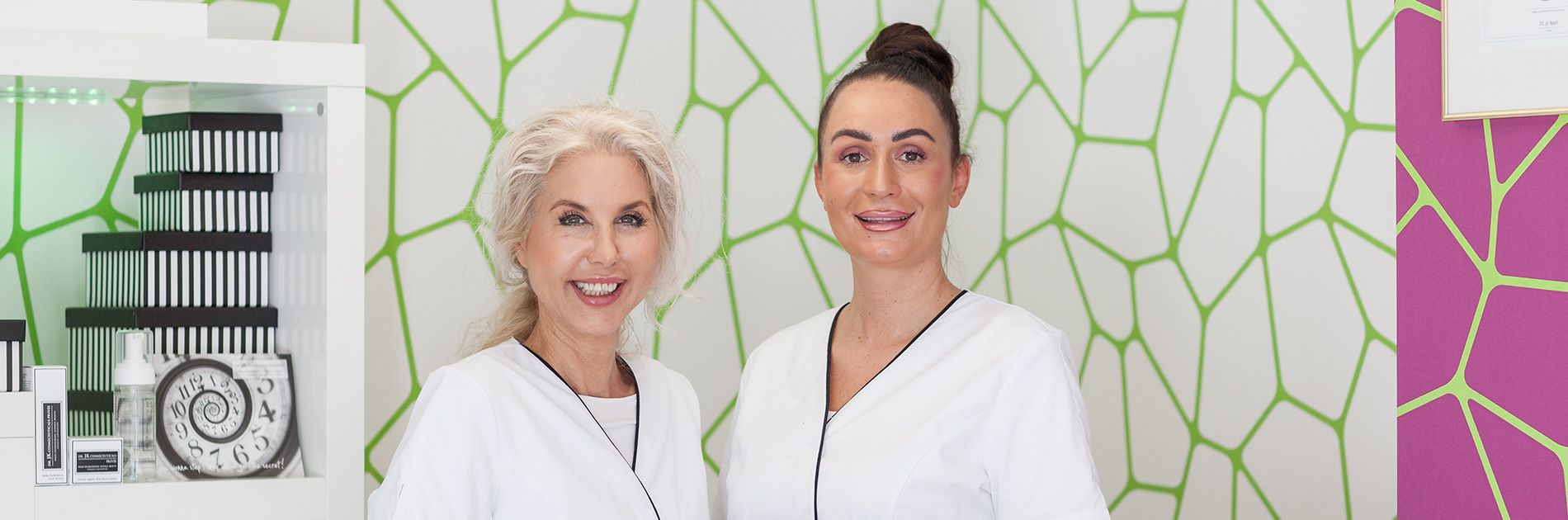 Frau Kiesel und Frau Bjelobrk im Kosmetikstudio am Empfang Frau Kiesel und Frau Bjelobrk im Kosmetikstudio am Empfang - kosmetik-studio-carola-kiesel-stuttgart-beauty-balance