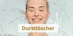 Lächelnde Frau mit geschlossenen Augen wird mit Wasser nass gespritzt