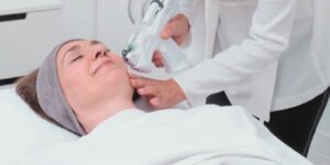 Carola Kiesel mit Kundin bei Infuzion Behandlung in Stuttgart