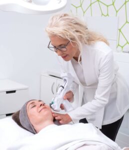 Kosmetikerin Carola Kiesel mit Kundin bei INFUZION-Behandlung