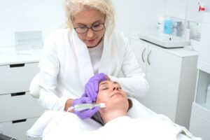 Kosmetikerin Carola Kiesel vom Kosmetikstudio Beauty Balance in Stuttgart mit Kundin während einer Microneedling-Behandlung